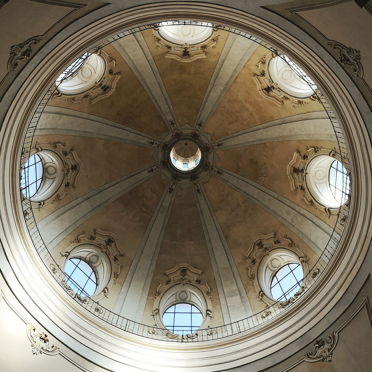 LOW ANGLE VIEW OF CEILING OF A BUILDING