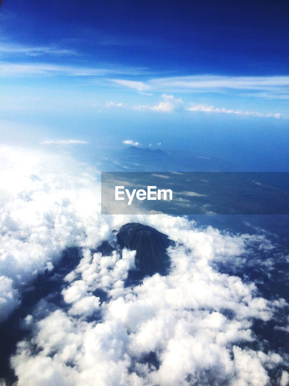 AERIAL VIEW OF SEA AGAINST SKY