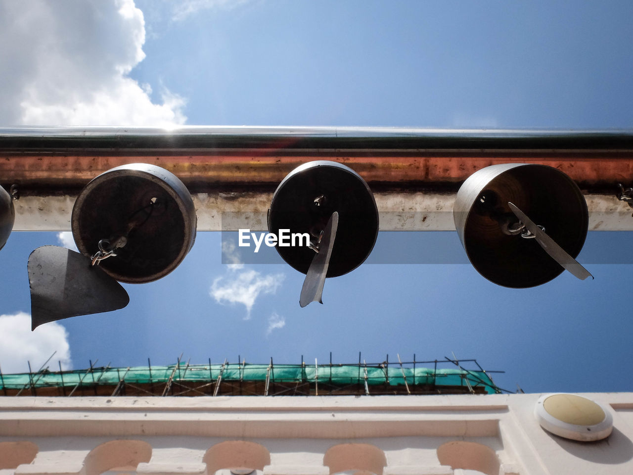 LOW ANGLE VIEW OF BUILDINGS AGAINST SKY