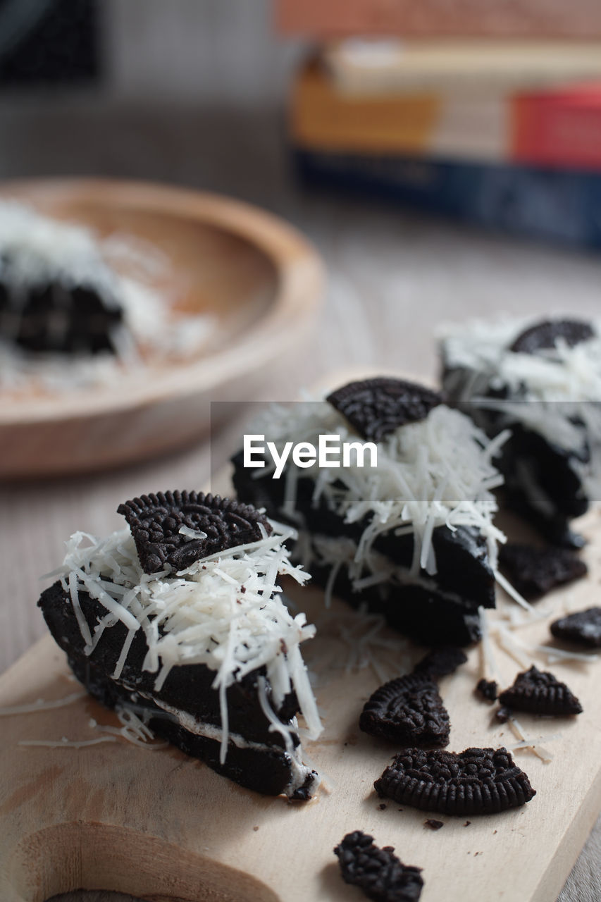 CLOSE-UP OF CHOCOLATE CAKE