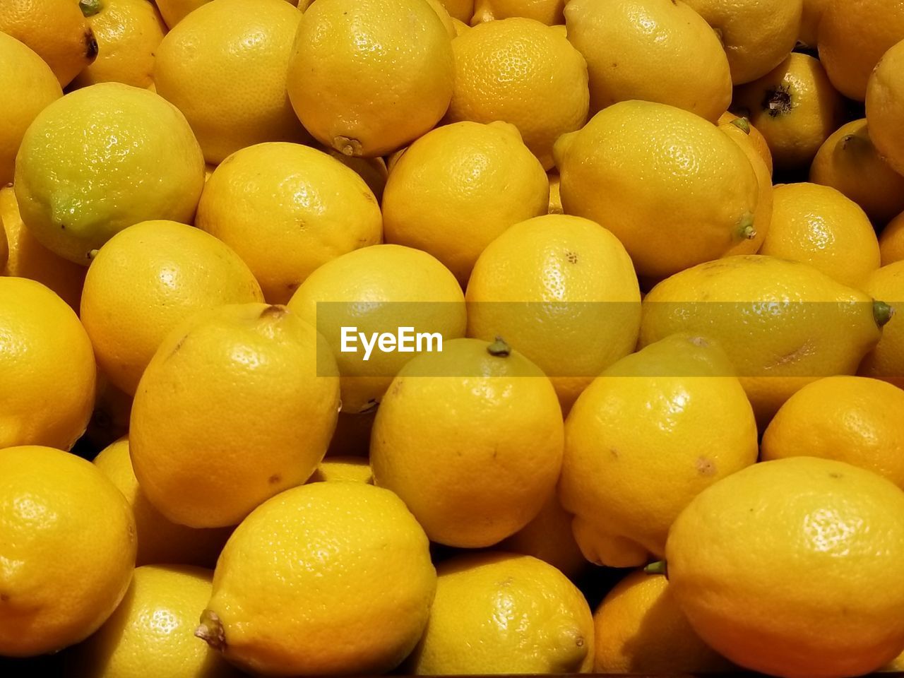 FULL FRAME SHOT OF ORANGES IN MARKET