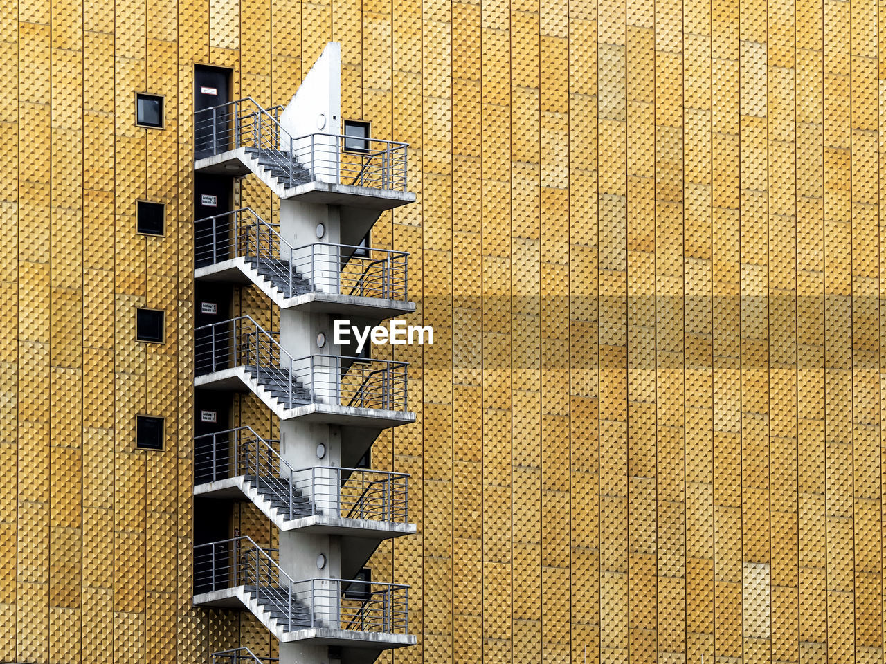 LOW ANGLE VIEW OF BUILDINGS AGAINST WALL