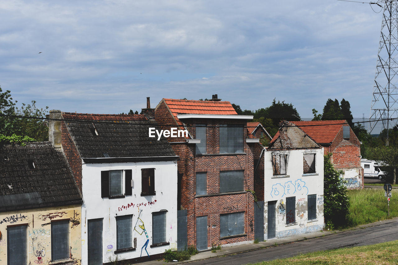 HOUSES BY STREET AGAINST SKY