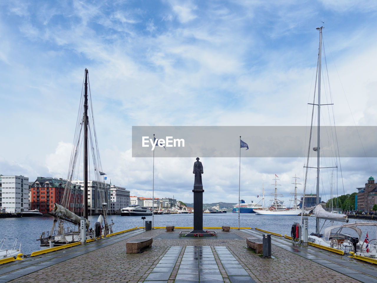 Bergen harbour statue