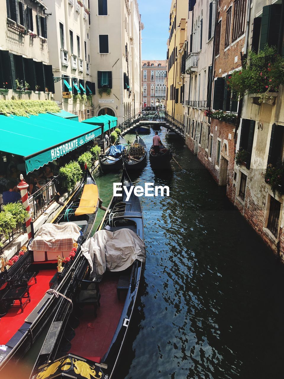 HIGH ANGLE VIEW OF CANAL AMIDST CITY