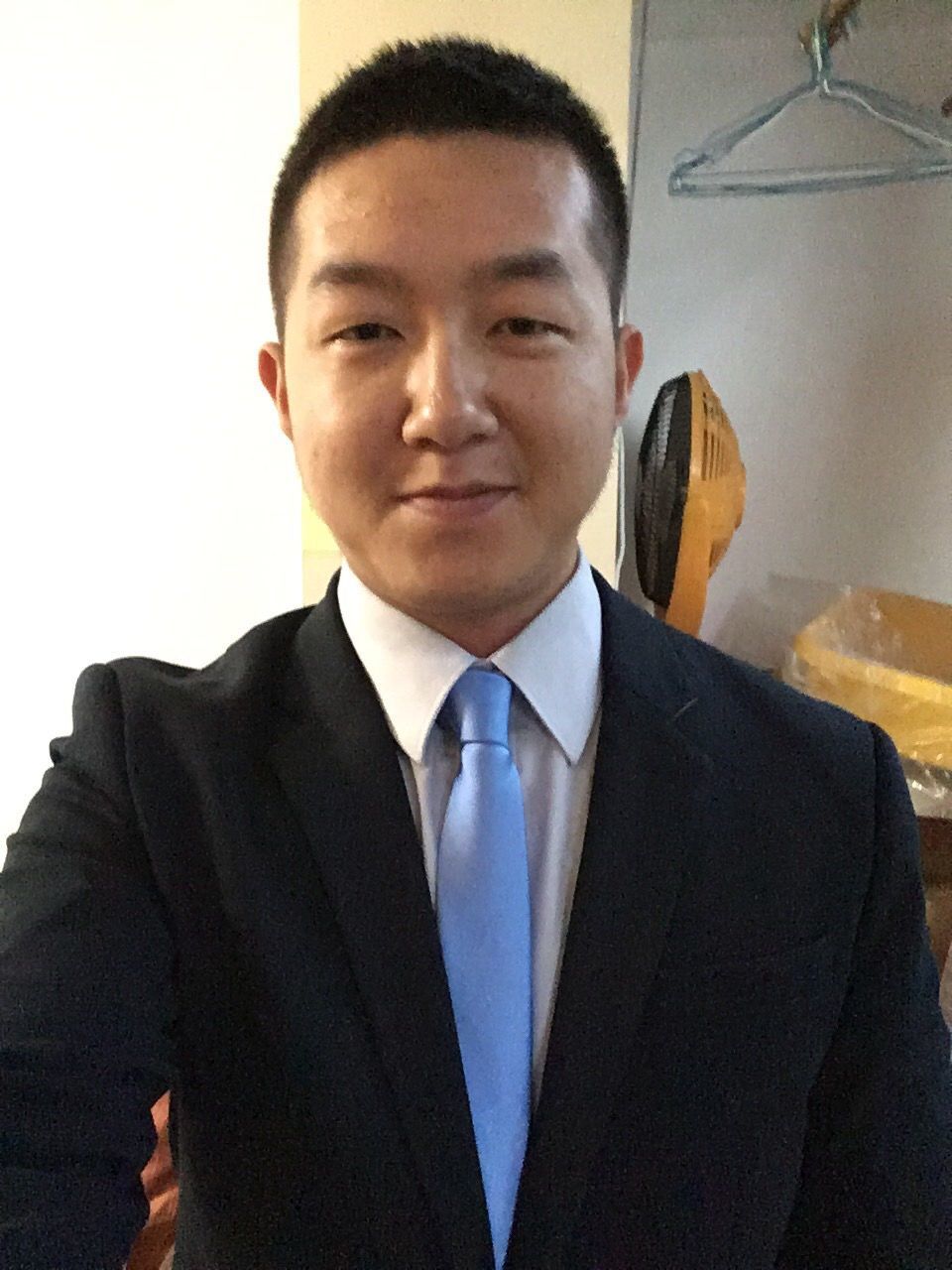 PORTRAIT OF MID ADULT MAN STANDING IN FRONT OF OFFICE