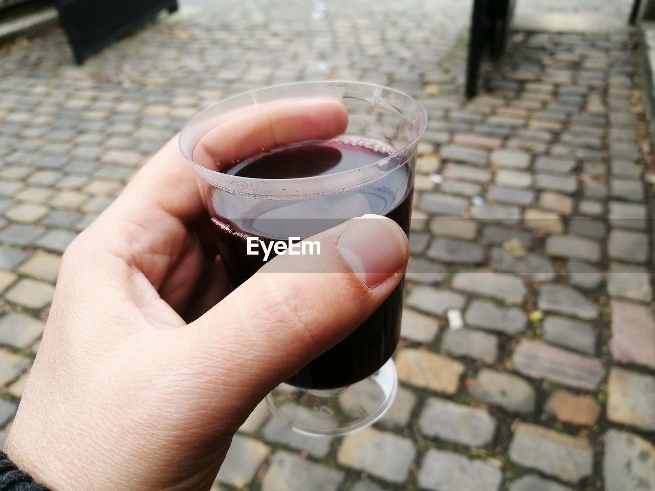 CLOSE-UP OF HAND HOLDING COFFEE