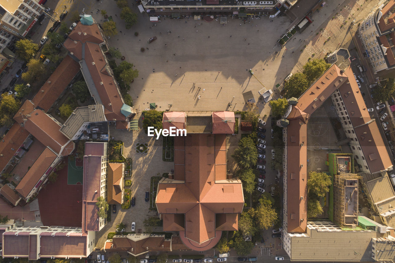 HIGH ANGLE VIEW OF BUILDINGS AMIDST CITY