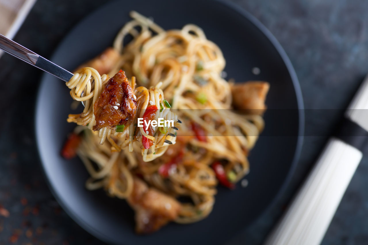 HIGH ANGLE VIEW OF FOOD IN PLATE