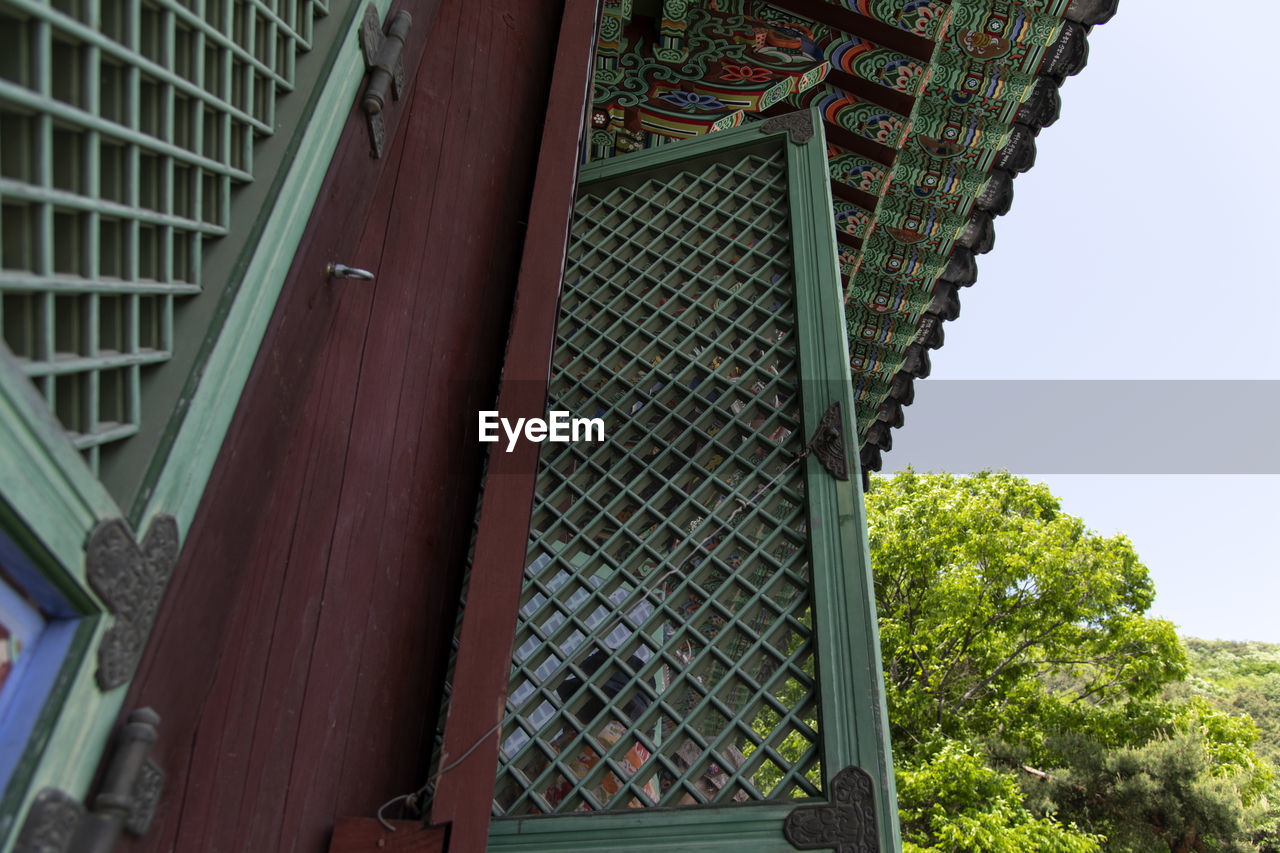 LOW ANGLE VIEW OF TEMPLE AGAINST BUILDING