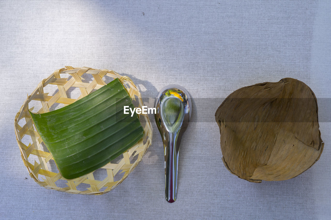 HIGH ANGLE VIEW OF BREAD ON TABLE