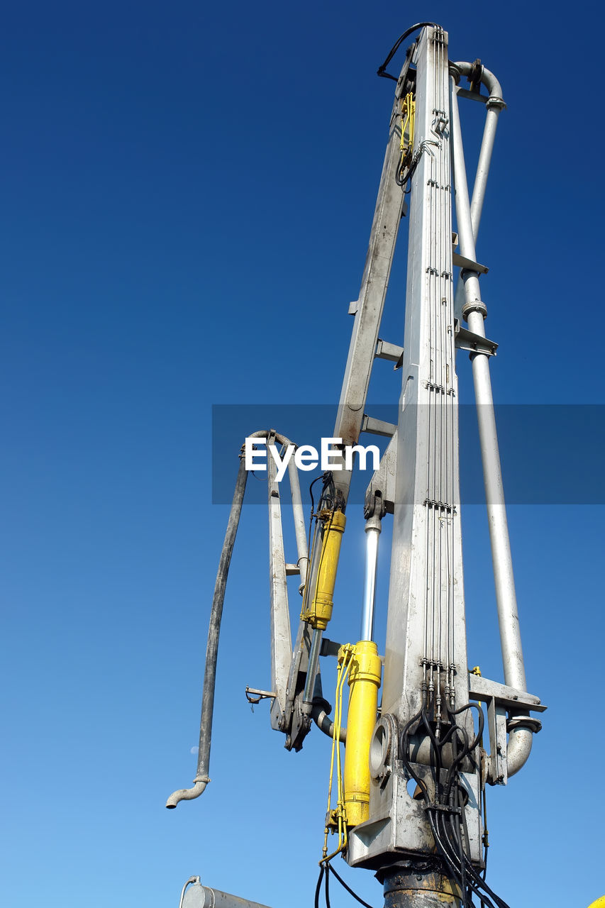 blue, construction equipment, sky, vehicle, industry, clear sky, mast, low angle view, drilling rig, nature, technology, machinery, sunny, power generation, copy space, equipment, day, machine, no people, outdoors, industrial equipment, sunlight