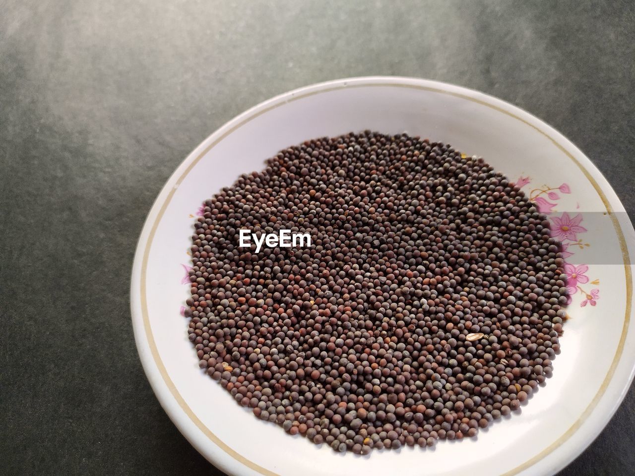 HIGH ANGLE VIEW OF COFFEE IN BOWL ON TABLE