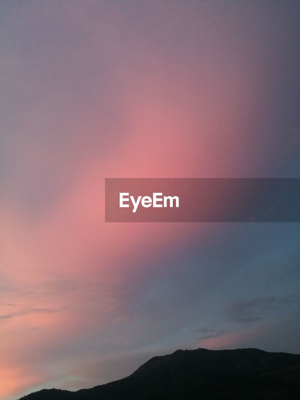 SCENIC VIEW OF SILHOUETTE MOUNTAINS AGAINST SKY