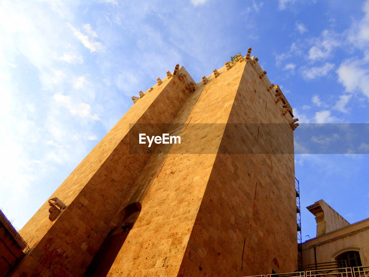 LOW ANGLE VIEW OF HISTORIC BUILDING AGAINST SKY