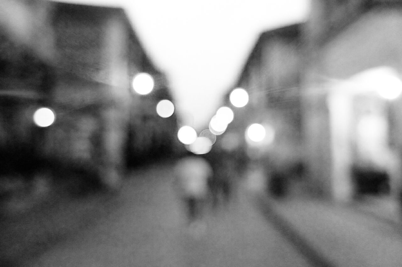 DEFOCUSED IMAGE OF ILLUMINATED STREET LIGHT