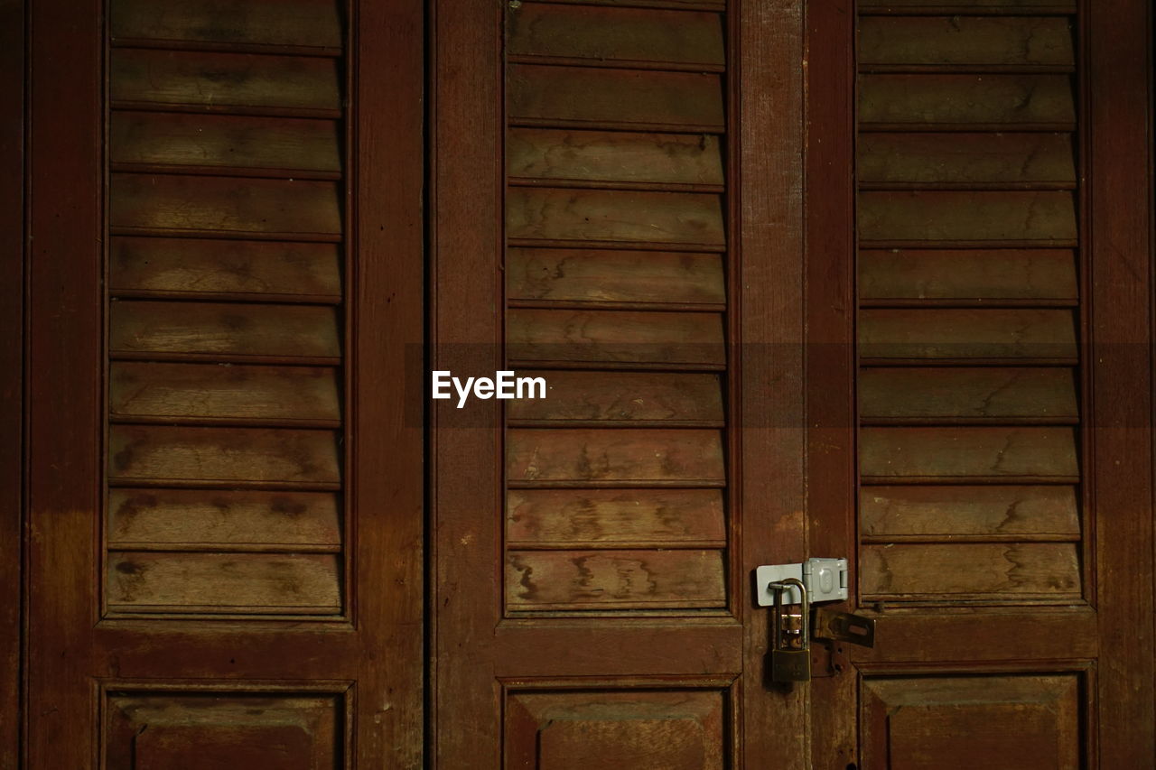 CLOSE-UP OF CLOSED WOODEN DOOR