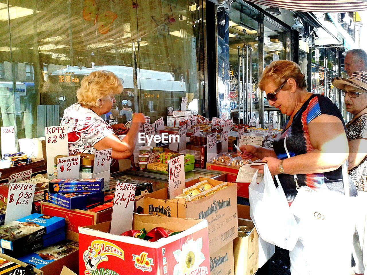 PORTRAIT OF YOUNG WOMAN SITTING ON WALL