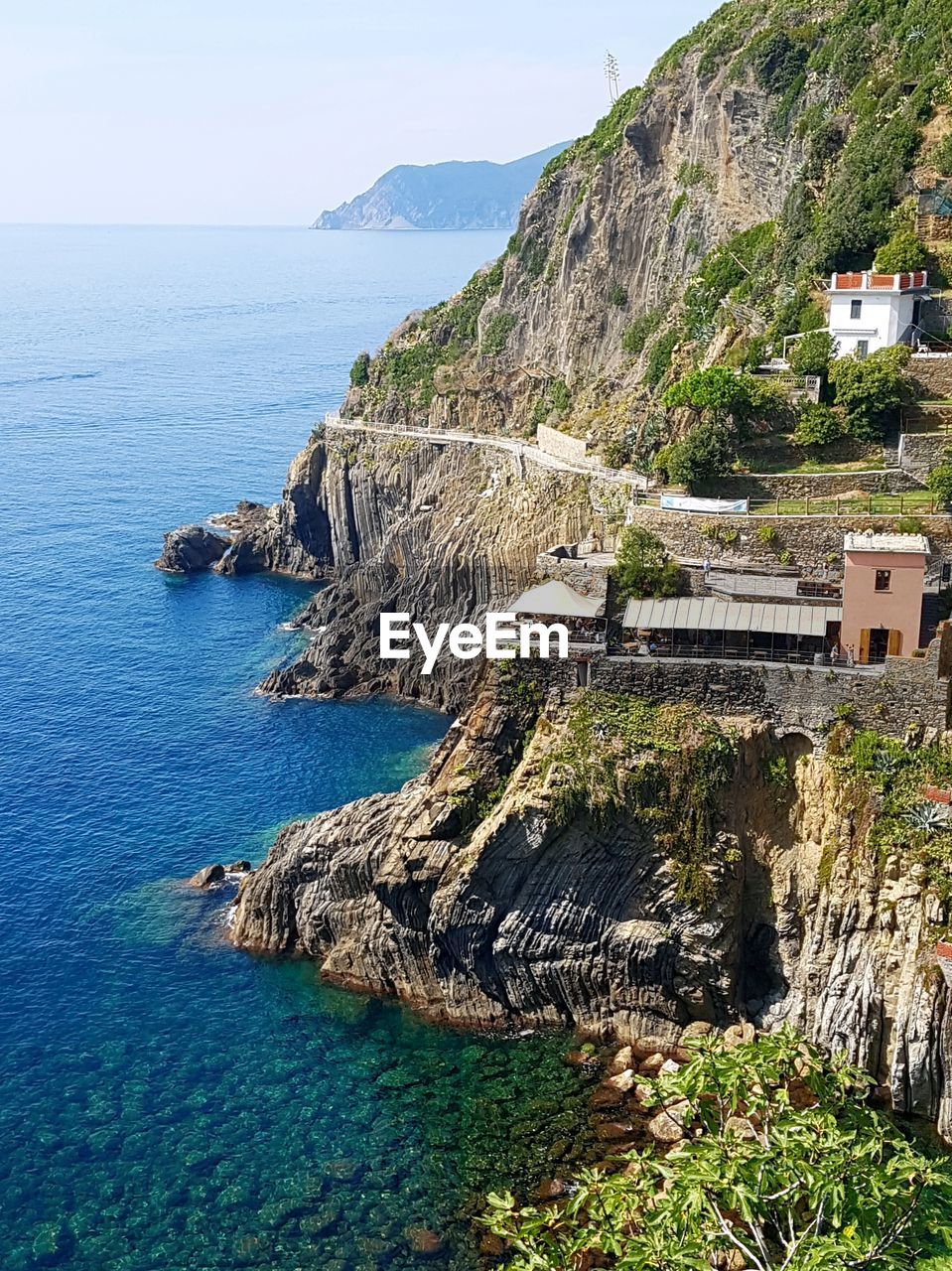 SCENIC VIEW OF SEA AND MOUNTAINS AGAINST SKY