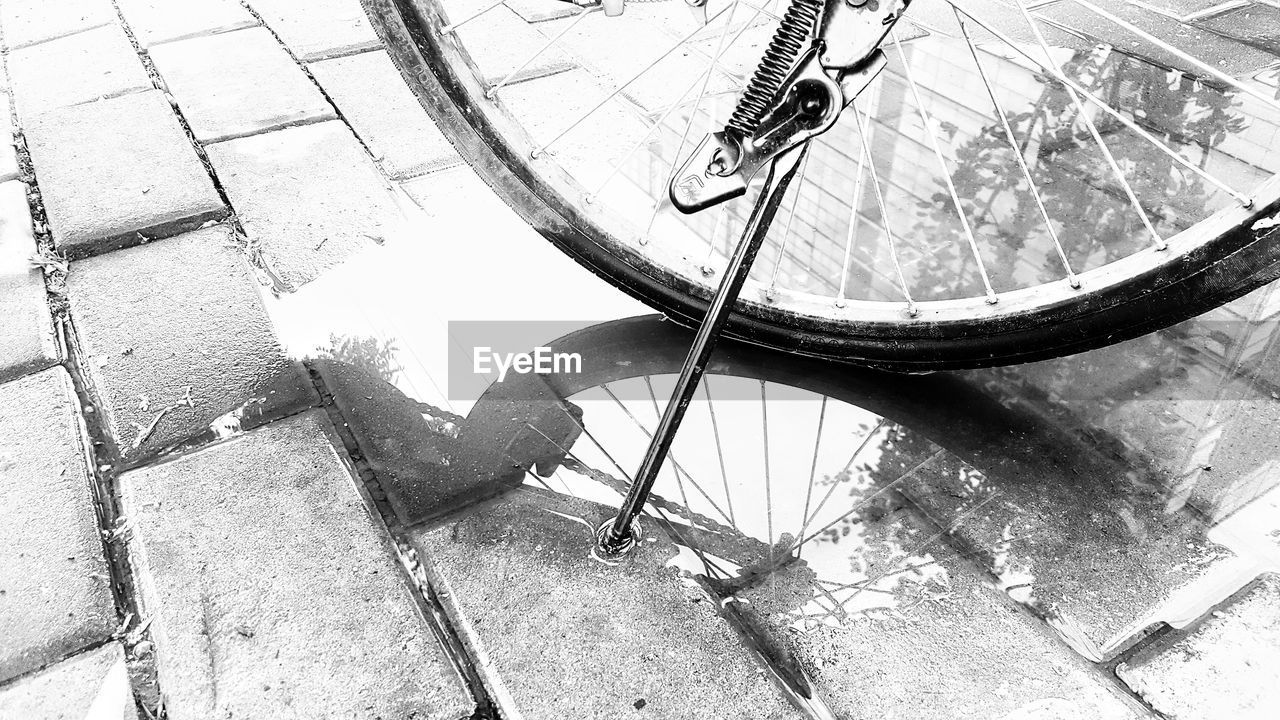 HIGH ANGLE VIEW OF BICYCLE IN WATER