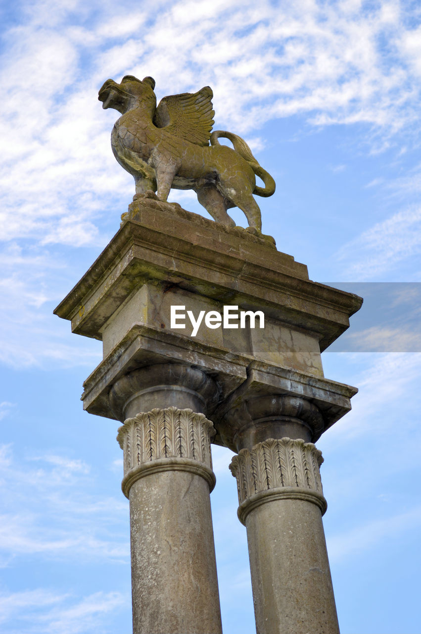 LOW ANGLE VIEW OF MONUMENT AGAINST CLOUDY SKY