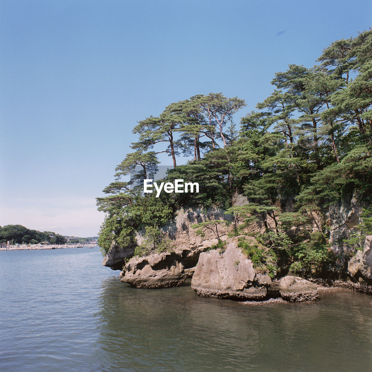 SCENIC VIEW OF ROCK FORMATION IN SEA AGAINST CLEAR SKY