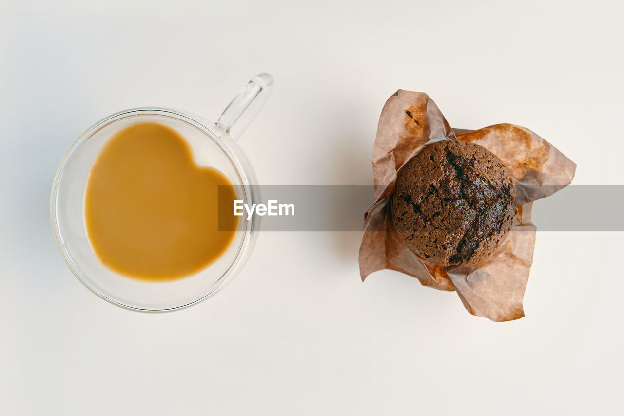 HIGH ANGLE VIEW OF COFFEE CUP ON WHITE BACKGROUND