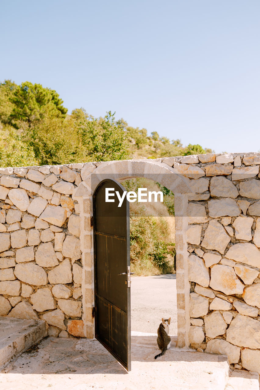 VIEW OF STONE WALL AGAINST SKY