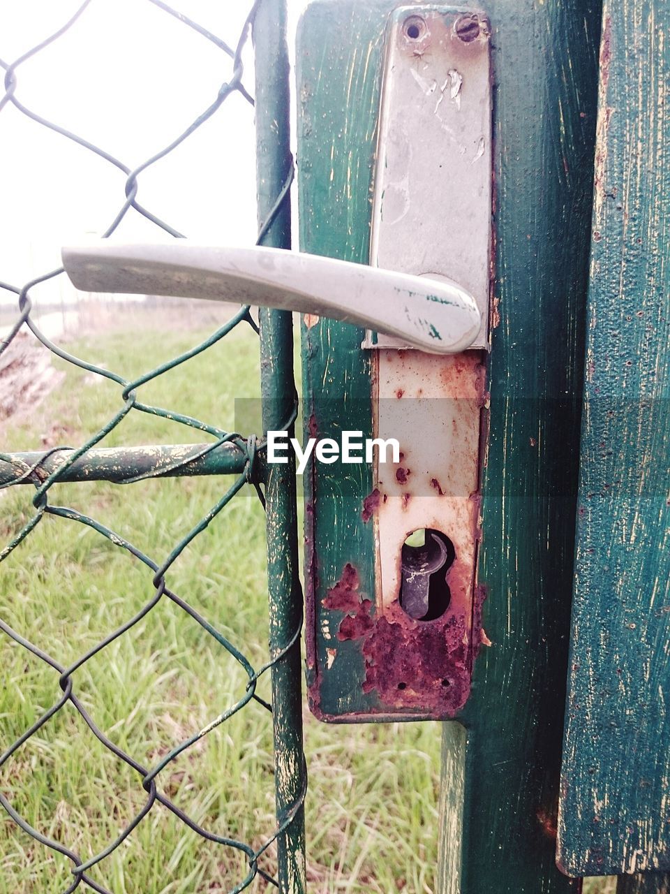 CLOSE-UP OF RUSTY METAL DOOR