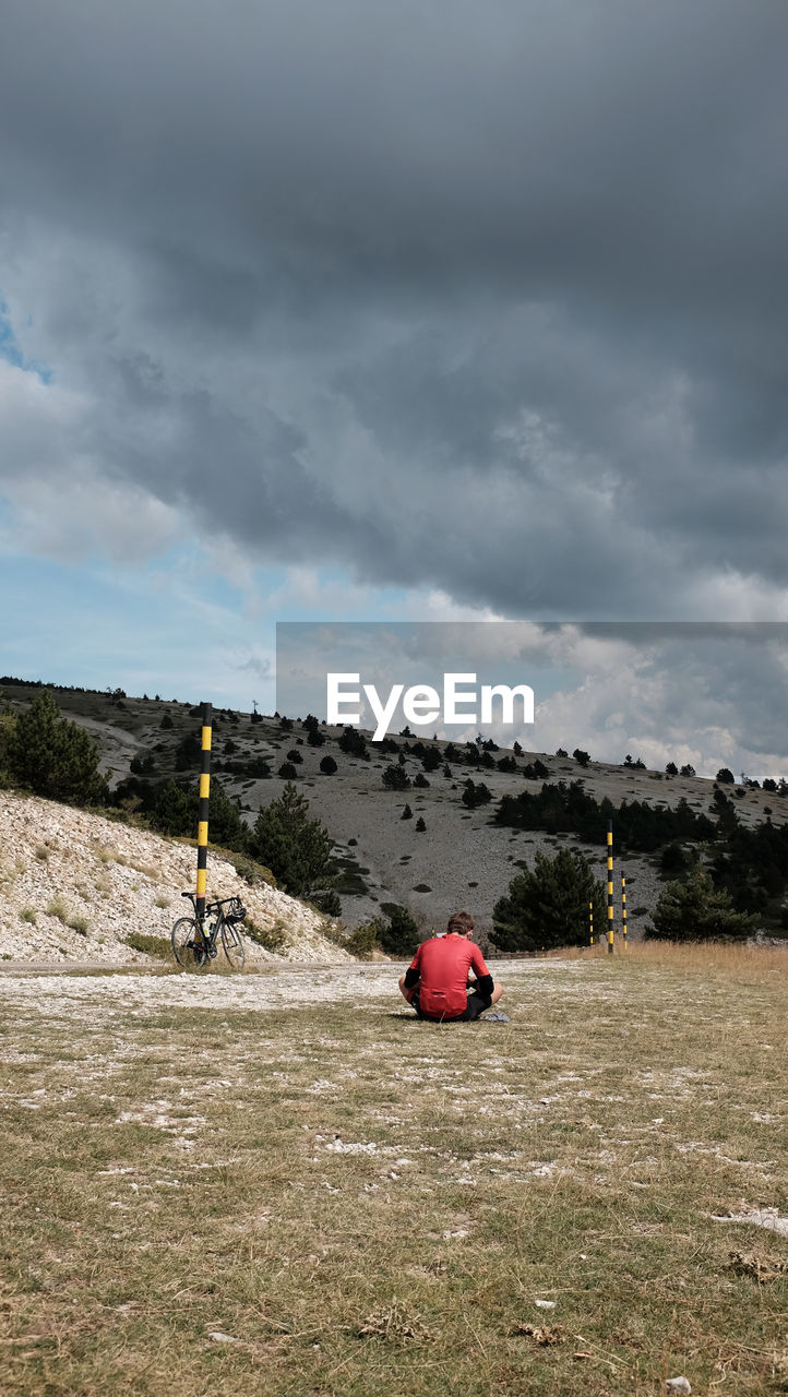 SCENIC VIEW OF FIELD BY MOUNTAIN AGAINST SKY