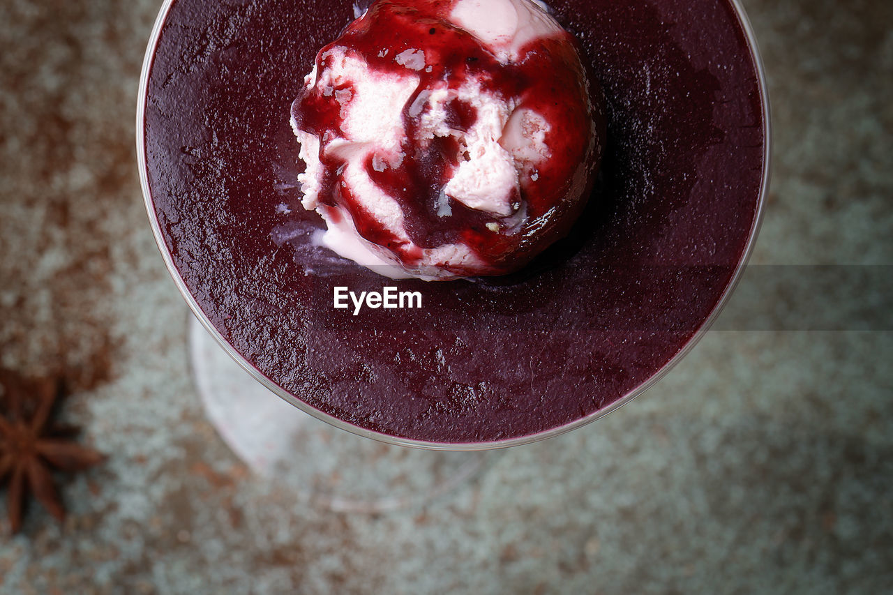 HIGH ANGLE VIEW OF ICE CREAM IN PLATE