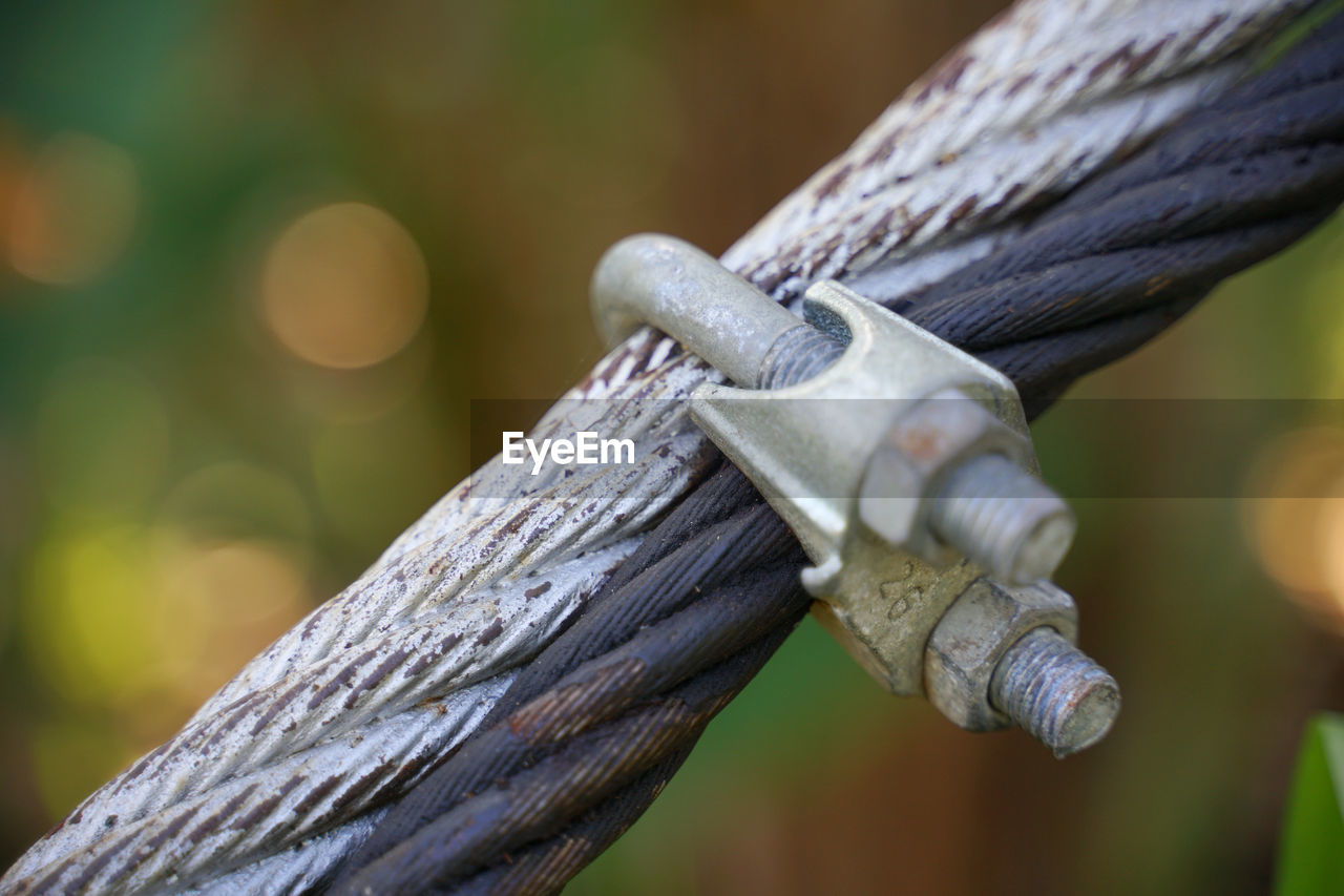 CLOSE-UP OF RUSTY CHAIN