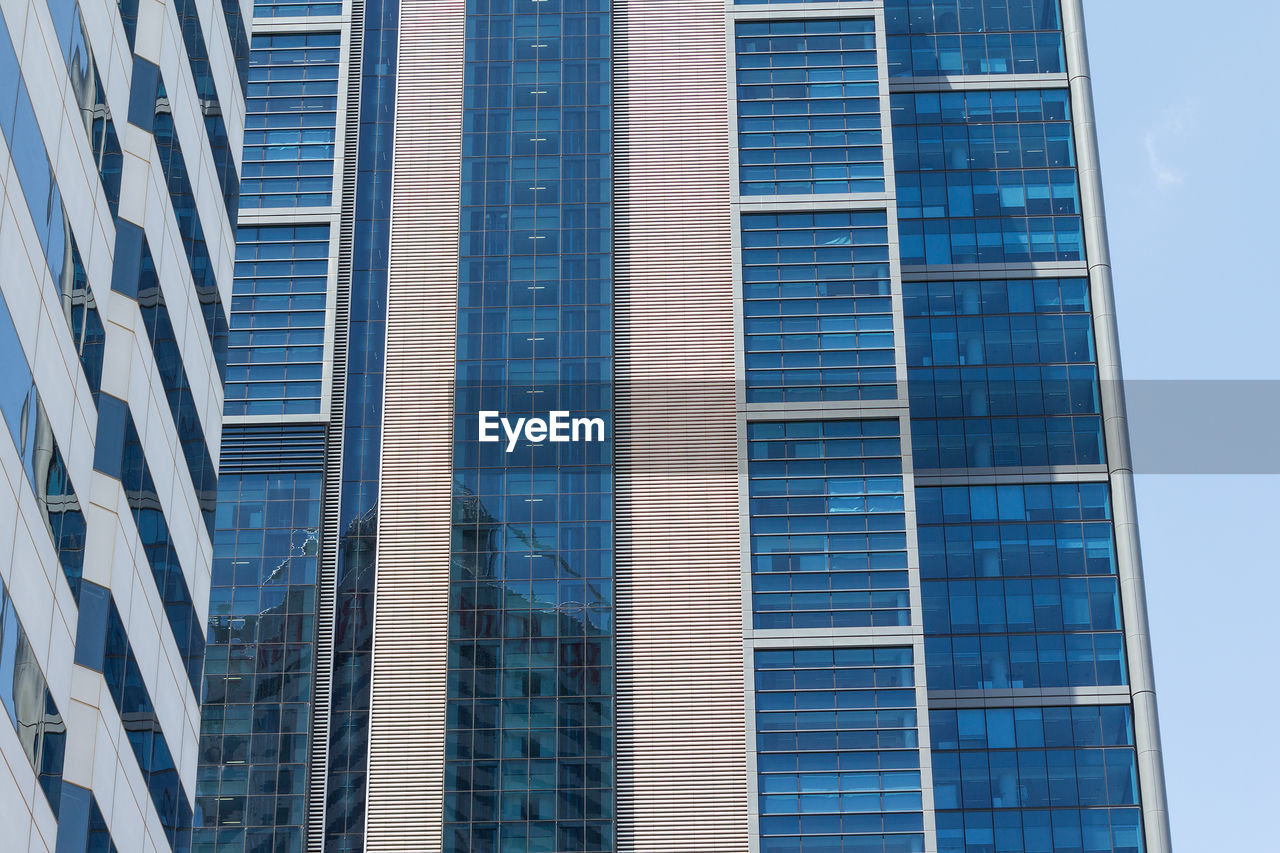 LOW ANGLE VIEW OF MODERN OFFICE BUILDING