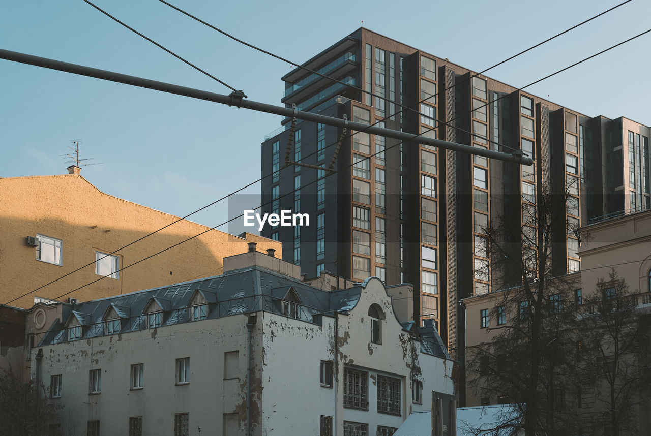 LOW ANGLE VIEW OF RESIDENTIAL BUILDING AGAINST SKY