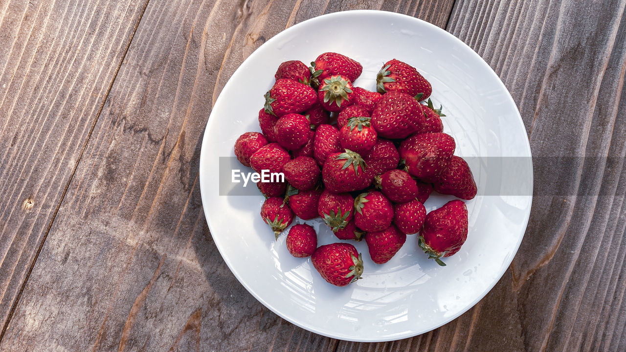 HIGH ANGLE VIEW OF STRAWBERRIES IN PLATE