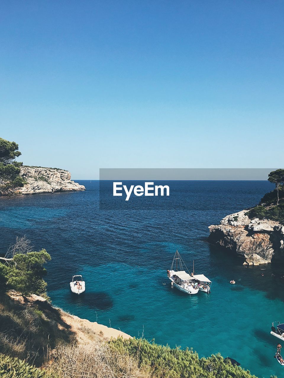 SAILBOATS IN SEA AGAINST CLEAR BLUE SKY