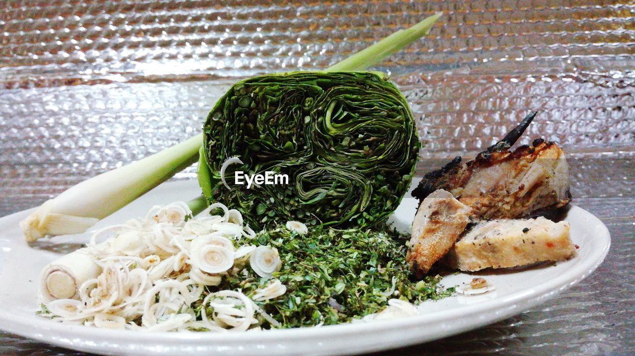 HIGH ANGLE VIEW OF FRESH SALAD IN PLATE ON TABLE