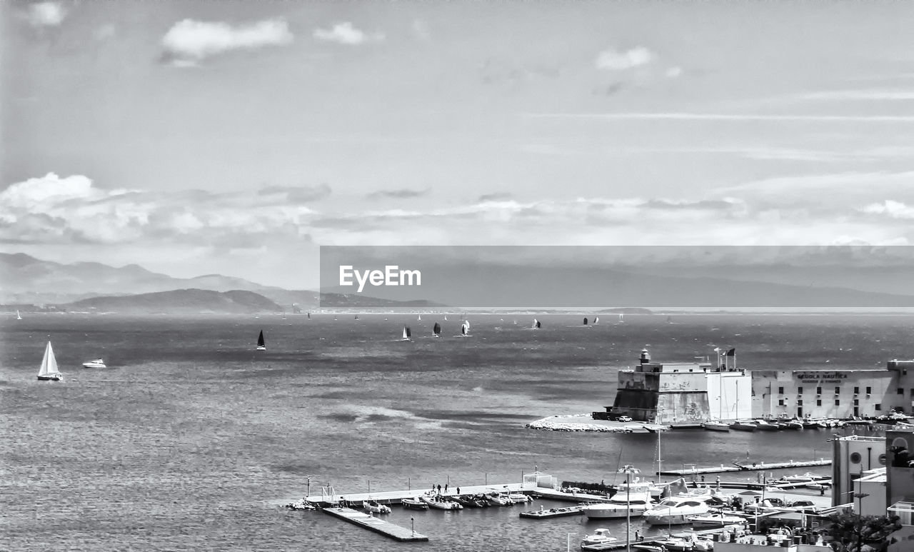 SCENIC VIEW OF SEA AND MOUNTAINS AGAINST SKY