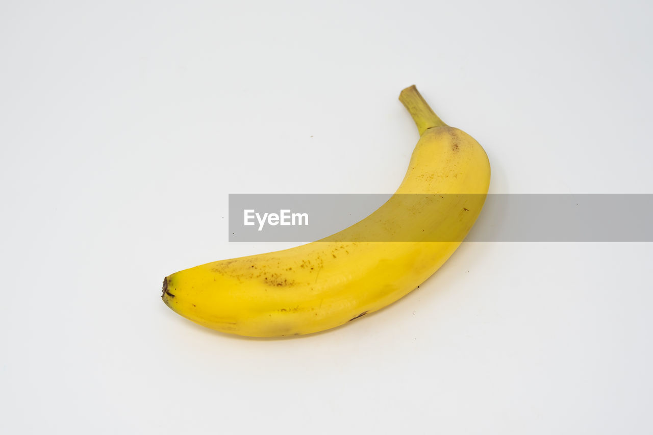 HIGH ANGLE VIEW OF YELLOW LEMON ON WHITE BACKGROUND