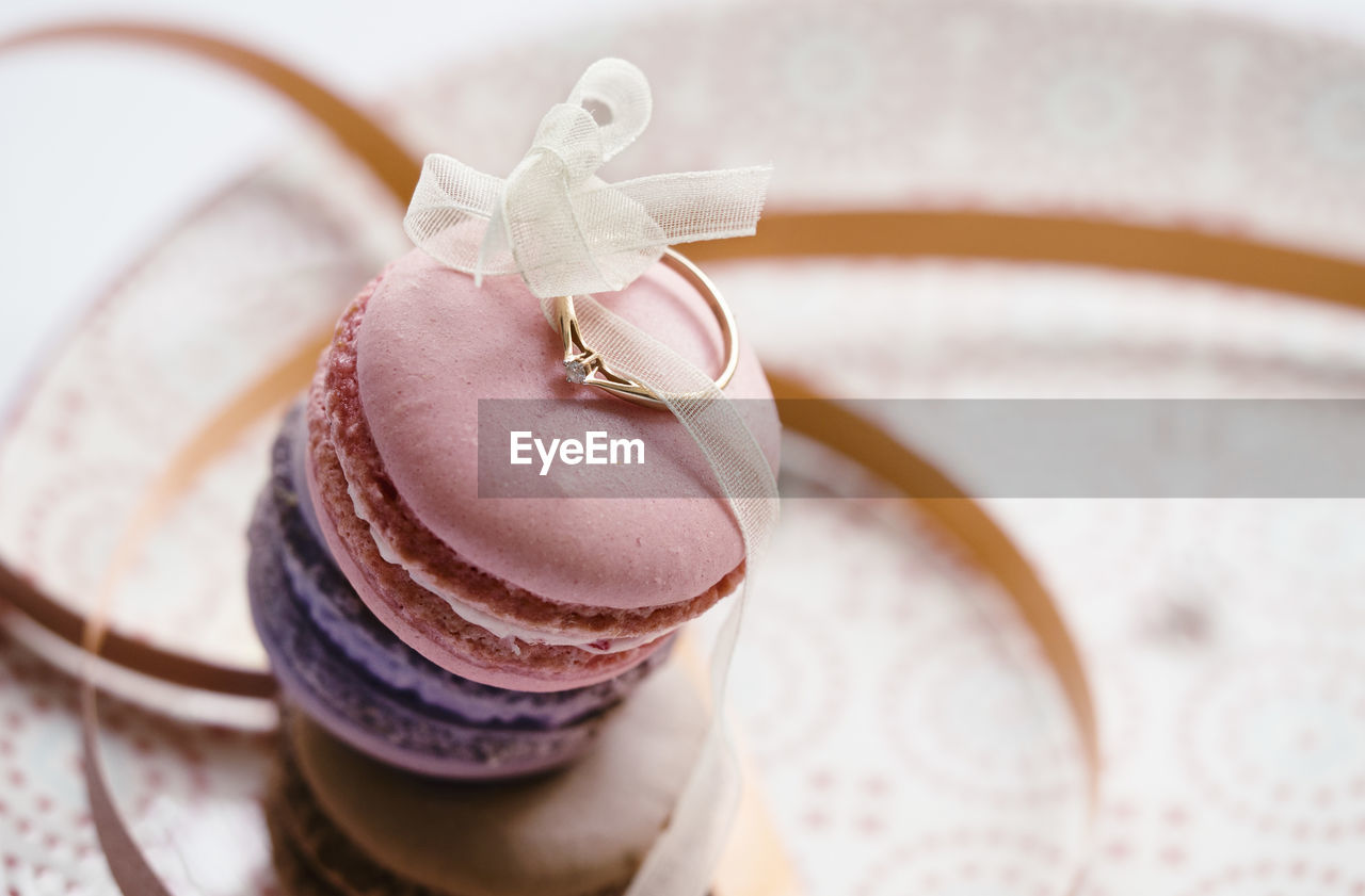 HIGH ANGLE VIEW OF CHOCOLATE CAKE ON TABLE