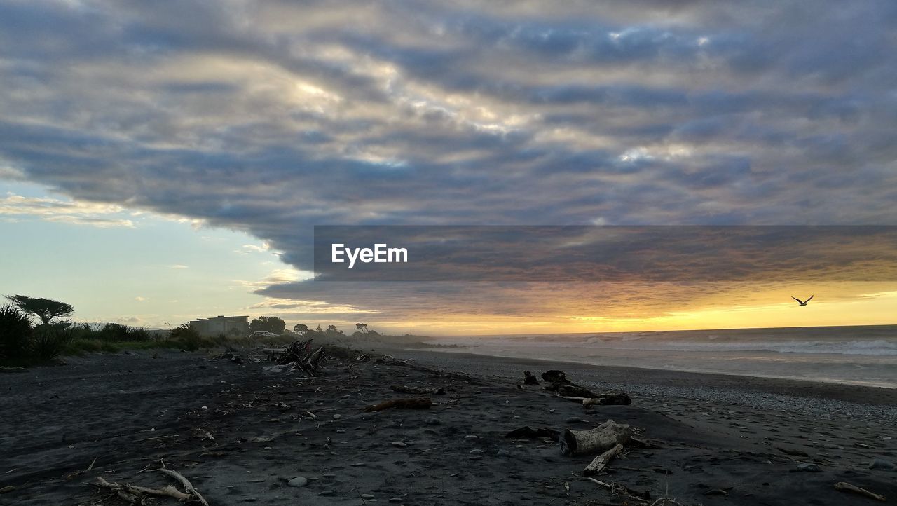 SCENIC VIEW OF SEA AGAINST SKY AT SUNSET