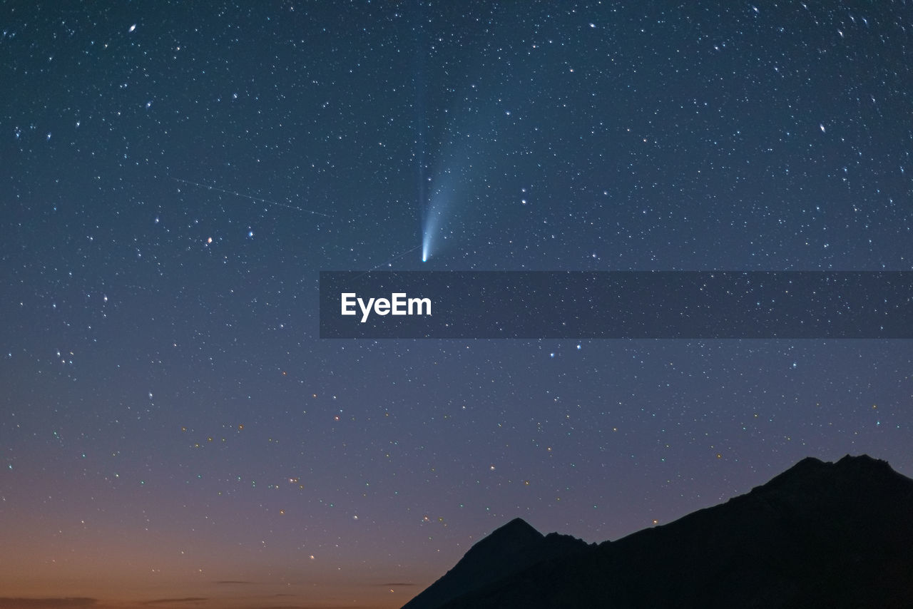 LOW ANGLE VIEW OF SILHOUETTE MOUNTAIN AGAINST SKY