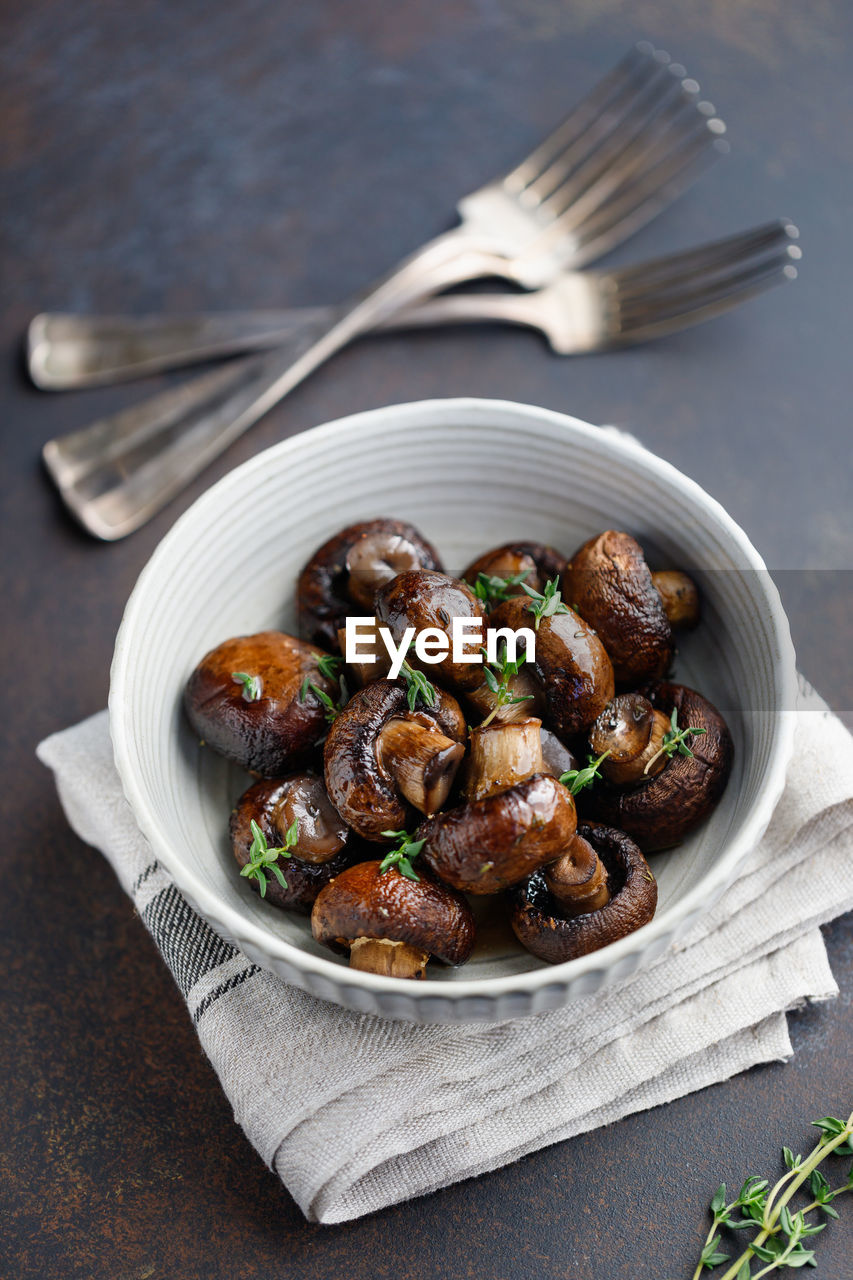 HIGH ANGLE VIEW OF MUSHROOMS IN BOWL