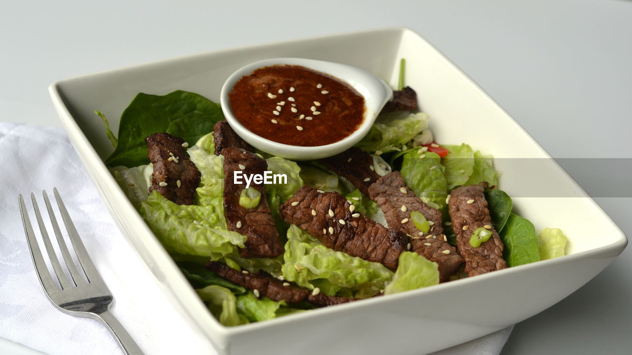 CLOSE-UP OF SALAD IN PLATE