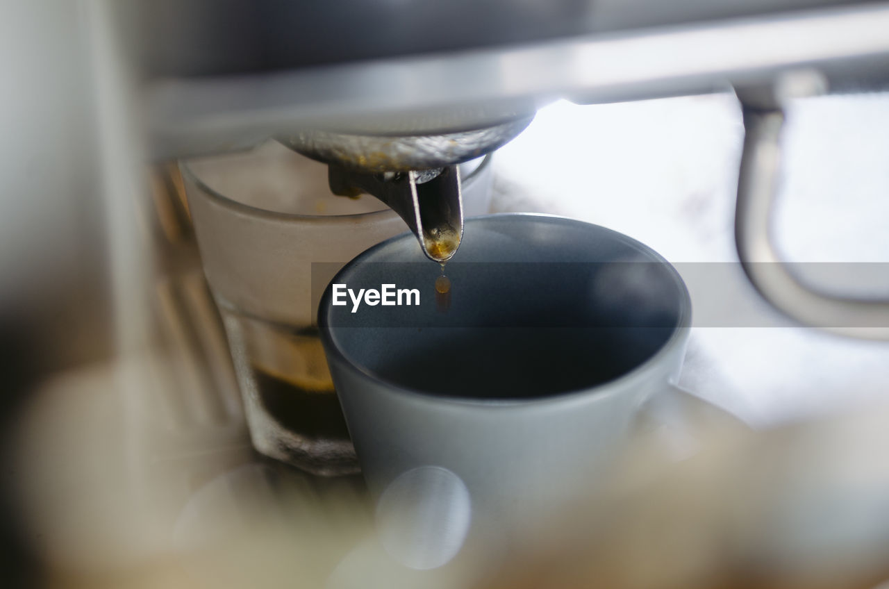 HIGH ANGLE VIEW OF COFFEE IN CUP