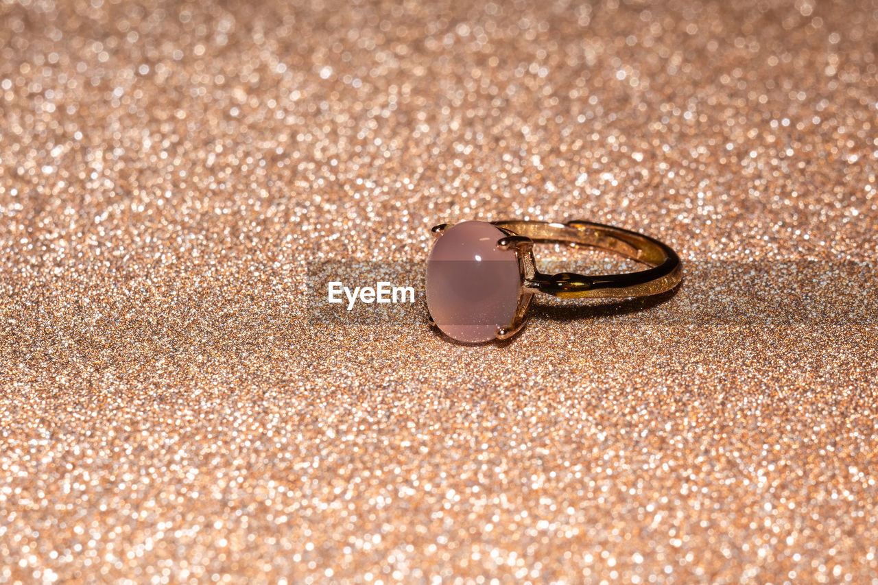 Fashion yellow gold ring with pink chalcedony stone.