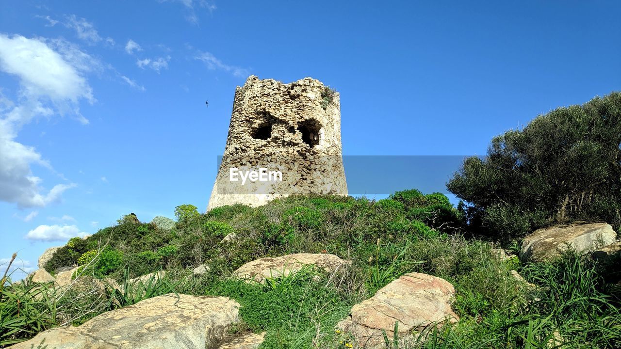 LOW ANGLE VIEW OF CASTLE ON ROCK AGAINST SKY