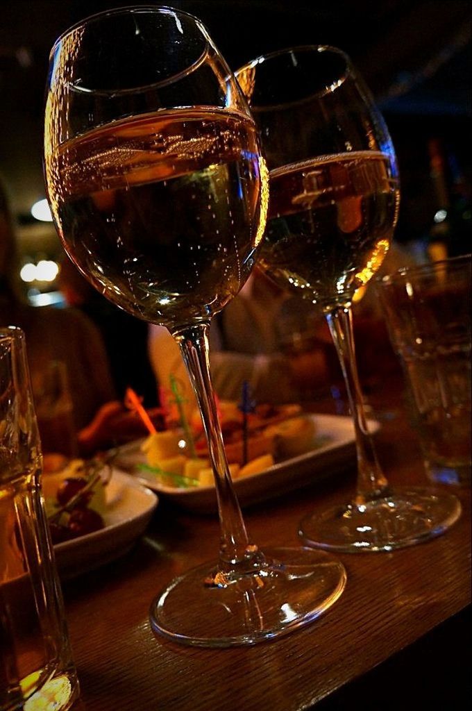 CLOSE-UP OF WINE GLASSES ON GLASS