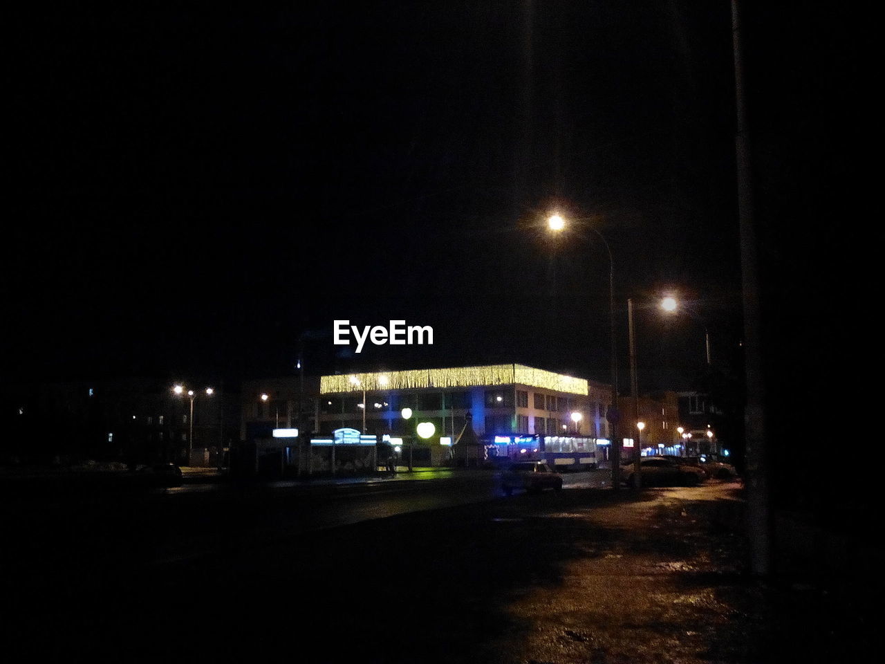 ILLUMINATED STREET LIGHTS IN CITY AT NIGHT