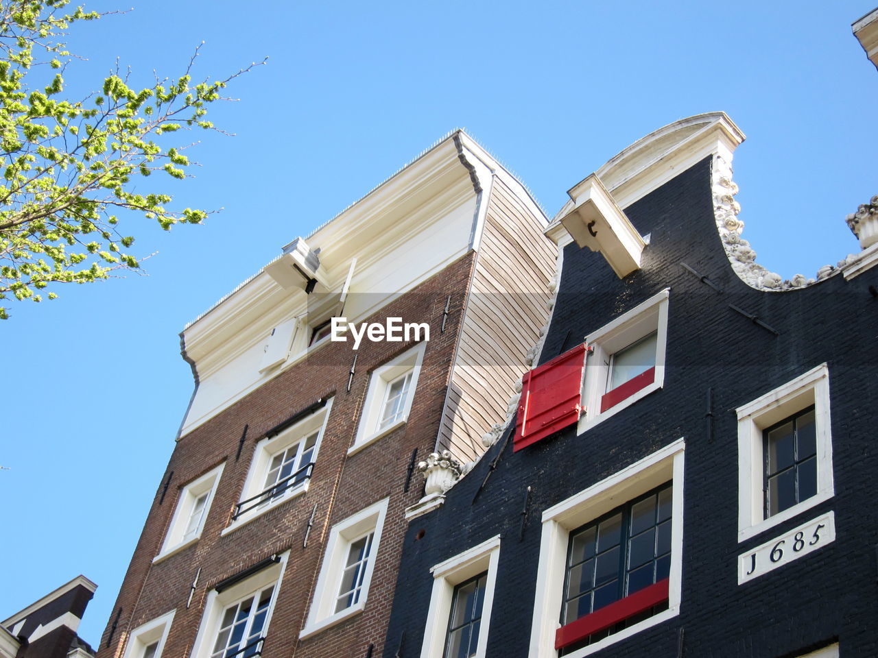 LOW ANGLE VIEW OF BUILDING AGAINST BLUE SKY